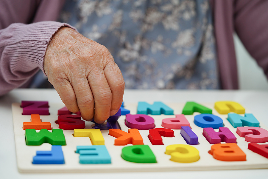 What Kinds of Memory Care Activities Can Seniors with Dementia Try at Home?